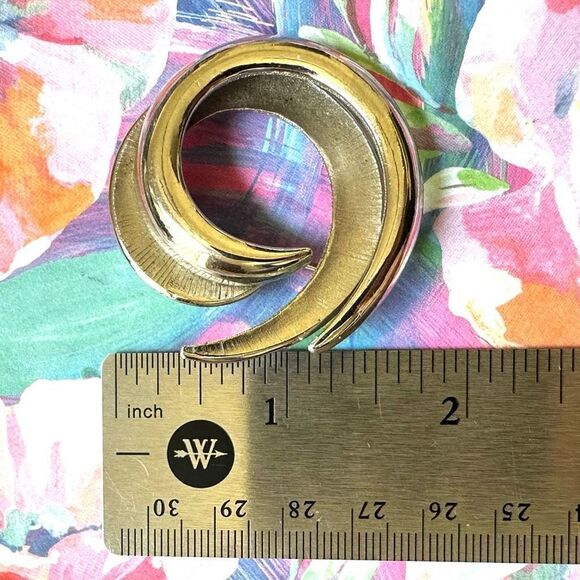 Trifari vintage silver tone  swirl brooch - Picture 5 of 6